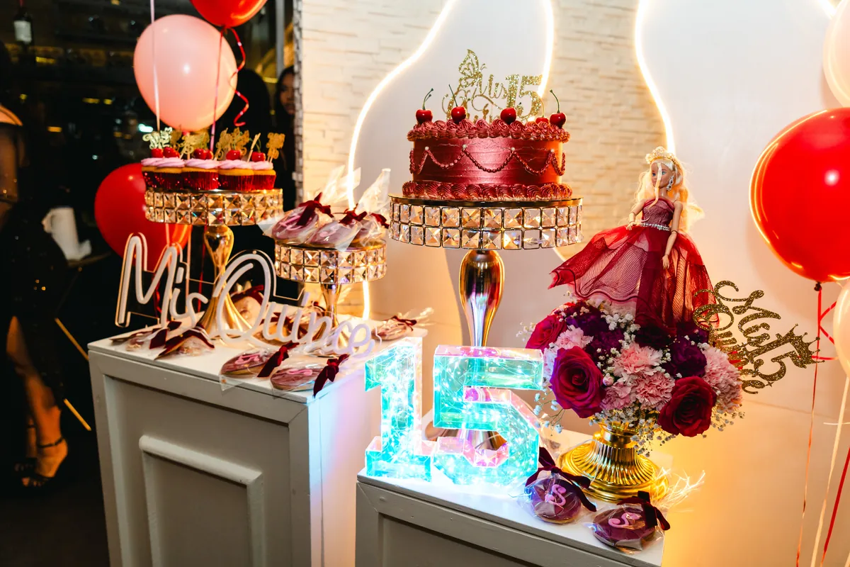 Mobiliario para eventos: mamparas LED, pedestales y displays dorados