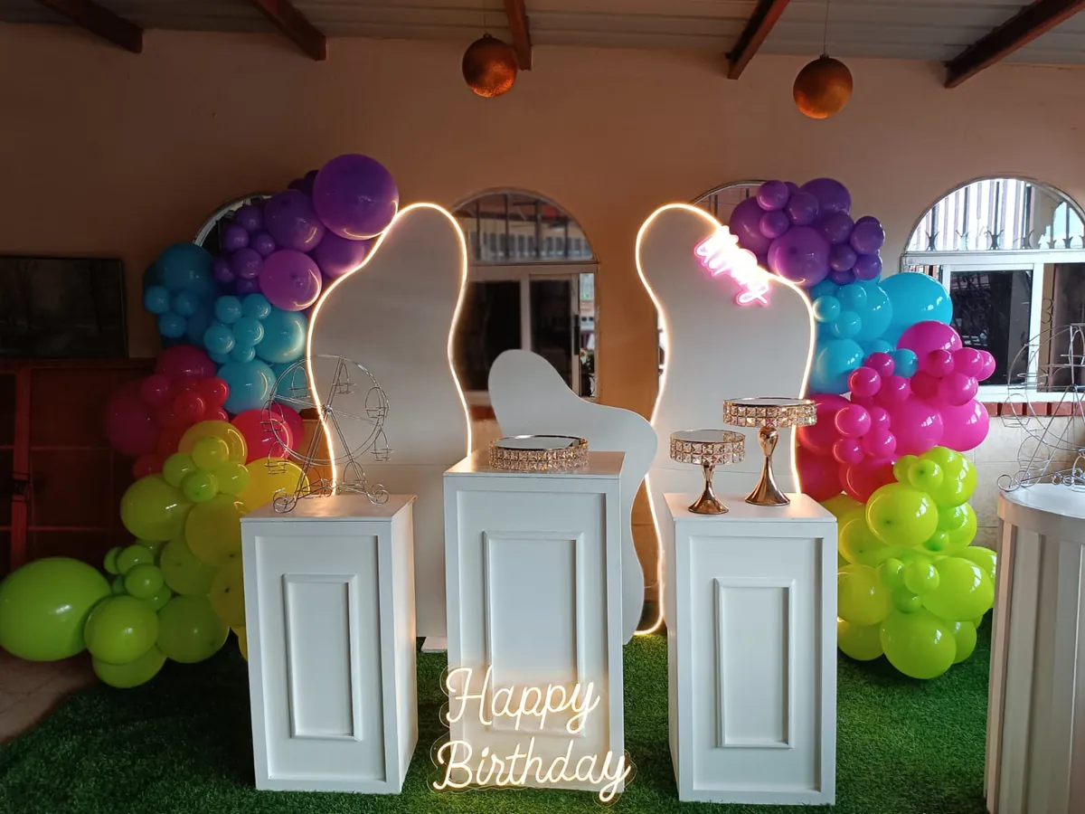 Cumpleaños arcoíris con neón